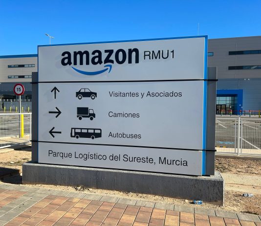 CGT denuncia un modelo de control y presión en Amazon RMU1 Murcia que alcanza incluso necesidades básicas de la plantilla: “Ir al baño no puede convertirse en un acto bajo vigilancia” Entrada principal al centro logístico de Amazon RMU1 situado en la pedanía murciana de Corvera | Dominic D. Skerrett