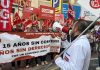 CCOO y UGT cercan la patronal murciana para exigir un convenio digno en la sanidad privada tras 15 años de bloqueo Juan Crevillen, Responsable de la Federación de Sanidad de UGT en la Región de Murcia al frente de la pancarta sindical esta mañana frente a la CROEM | Dominic D. Skerrett