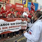 CCOO y UGT cercan la patronal murciana para exigir un convenio digno en la sanidad privada tras 15 años de bloqueo Juan Crevillen, Responsable de la Federación de Sanidad de UGT en la Región de Murcia al frente de la pancarta sindical esta mañana frente a la CROEM | Dominic D. Skerrett