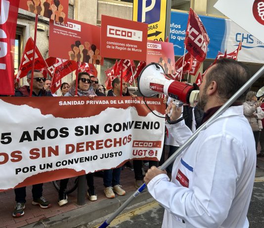 CCOO y UGT cercan la patronal murciana para exigir un convenio digno en la sanidad privada tras 15 años de bloqueo Juan Crevillen, Responsable de la Federación de Sanidad de UGT en la Región de Murcia al frente de la pancarta sindical esta mañana frente a la CROEM | Dominic D. Skerrett