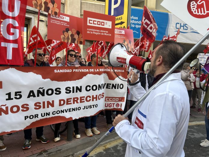 Juan Crevillen, Responsable de la Federación de Sanidad de UGT en la Región de Murcia al frente de la pancarta sindical esta mañana frente a la CROEM | Dominic D. Skerrett
