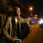 Serigne Mbaye y seis personas más, en libertad tras una redada racista a las puertas de su casa en Madrid