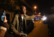 Serigne Mbaye y seis personas más, en libertad tras una redada racista a las puertas de su casa en Madrid