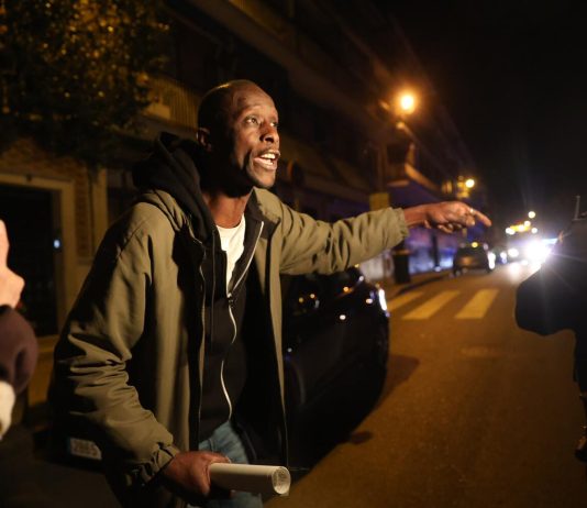 Serigne Mbaye y seis personas más, en libertad tras una redada racista a las puertas de su casa en Madrid