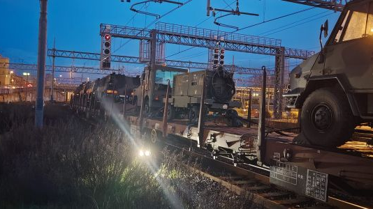 Bloqueado en Pisa un tren con material militar destinado a ser embarcado rumbo a Israel Material militar con destino a israel bloqueado sobre las vías | Foto.- Unione Sindacale di Base
