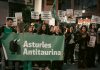 Casi un centenar de personas se concentran para protestar por el ciclo de charlas taurinas que acoge Caja Gijón La Rural