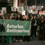 Casi un centenar de personas se concentran para protestar por el ciclo de charlas taurinas que acoge Caja Gijón La Rural