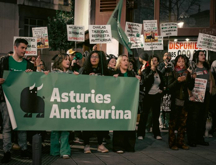 Un grupo de manifestantes sujetando una pancarta de Asturies Antitaurina a las puertas del evento taurino | Foto: @conmalaspulgas Un grupo de manifestantes sujetando una pancarta de Asturies Antitaurina a las puertas del evento taurino | Foto: @conmalaspulgas