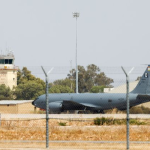 España niega a EE. UU. el uso de las bases de Rota y Morón para atacar a Irán Un Boeing KC-135 en la base de Morón en una imagen de archivo. | Reuters/Marcelo del Pozo