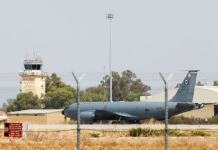 España niega a EE. UU. el uso de las bases de Rota y Morón para atacar a Irán Un Boeing KC-135 en la base de Morón en una imagen de archivo. | Reuters/Marcelo del Pozo