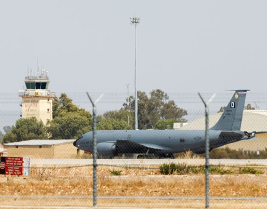 España niega a EE. UU. el uso de las bases de Rota y Morón para atacar a Irán Un Boeing KC-135 en la base de Morón en una imagen de archivo. | Reuters/Marcelo del Pozo