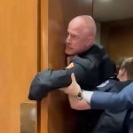 Un exmarine estadounidense denuncia en el Senado que “nadie quiere luchar por Israel” antes de ser expulsado por la policía y un senador republicano