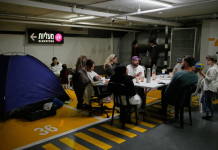 Pánico en plena Tel Aviv: miles huyen despavoridos por la falta de refugios ante los ataques iraníes en el corazón de la ciudad Colonos sionistas de Tel Aviv refugiándose en aparcamientos subterráneos mientras sonaban las sirenas por los ataques con misiles iraníes. | AP