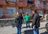 Desahuciada una madre con cinco hijos en Murcia sin alternativa habitacional La comisión judicial habla con Eloísa y con Paco Morote, de la PAH, frente a la casa donde ayer se ejecutó el desahucio. Vicente Vicéns/ AGM
