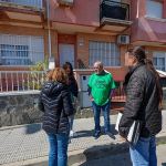 Desahuciada una madre con cinco hijos en Murcia sin alternativa habitacional La comisión judicial habla con Eloísa y con Paco Morote, de la PAH, frente a la casa donde ayer se ejecutó el desahucio. Vicente Vicéns/ AGM