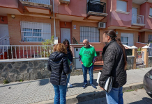 Desahuciada una madre con cinco hijos en Murcia sin alternativa habitacional La comisión judicial habla con Eloísa y con Paco Morote, de la PAH, frente a la casa donde ayer se ejecutó el desahucio. Vicente Vicéns/ AGM