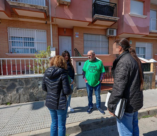 Desahuciada una madre con cinco hijos en Murcia sin alternativa habitacional La comisión judicial habla con Eloísa y con Paco Morote, de la PAH, frente a la casa donde ayer se ejecutó el desahucio. Vicente Vicéns/ AGM