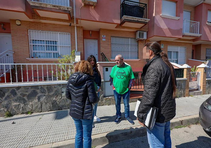 La comisión judicial habla con Eloísa y con Paco Morote, de la PAH, frente a la casa donde ayer se ejecutó el desahucio. Vicente Vicéns/ AGM