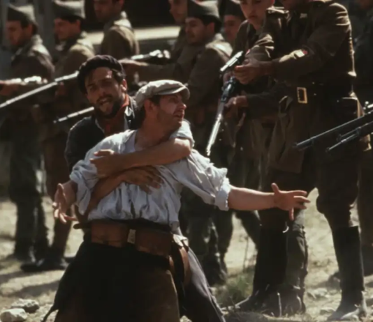 Antifascimo, acción y cultura en el evento de Extinction Rebellion Murcia Fotograma de 'Tierra y libertad' (1995), de Ken Loach.