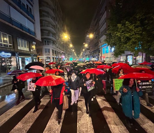 Cerca de mil personas desafían la lluvia en Murcia en la marcha del Bloque Antirracista y Anticolonial del 8M