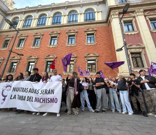 Cientos de estudiantes de Secundaria y Bachillerato recorren el centro de Murcia en la huelga feminista estudiantil