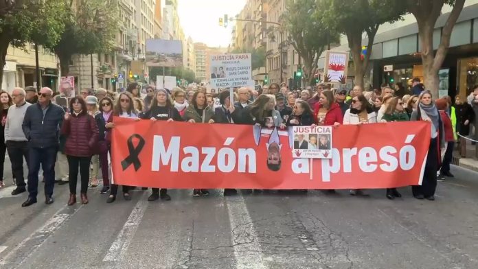 Miles de personas toman las calles de Valencia bajo el lema “Mazón a presó” Miles de personas toman las calles de Valencia bajo el lema “Mazón a presó”