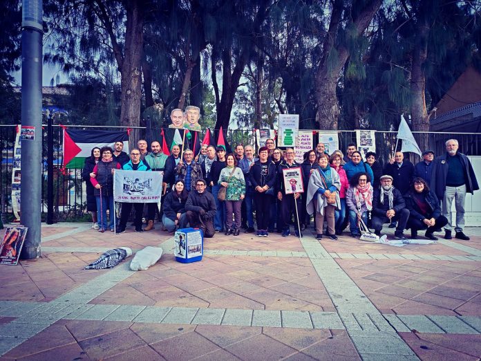 Archena calienta motores para el 8M visibilizando la resistencia de las mujeres palestinas que luchan bajo las bombas Medio centenar de vecinas y vecinos han salido a la Plaza 1º de Mayo de Archena para solidarizarse con las mujeres palestinas | IU-Verdes Archena