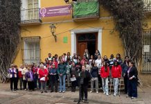 Alhama de Murcia reivindica el 8M con memoria, feminismo y reconocimiento a las mujeres que abrieron camino en el municipio Acto institucional del 8M a las puertas del Ayuntamiento de Alhama de Murcia | IU