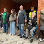 La movilización vecinal frena temporalmente el desahucio de Antonia y su familia en Alcantarilla hasta el 14 de abril El cura antidesahucios, Joaquín Sánchez, junto a Antonia y sus vecinas esta mañana en Alcantarilla | Dominic D. Skerrett