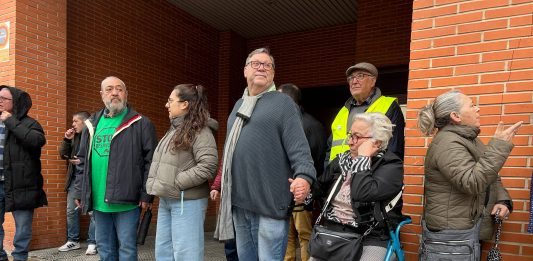 El cura antidesahucios, Joaquín Sánchez, junto a Antonia y sus vecinas esta mañana en Alcantarilla | Dominic D. Skerrett