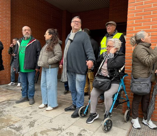La movilización vecinal frena temporalmente el desahucio de Antonia y su familia en Alcantarilla hasta el 14 de abril El cura antidesahucios, Joaquín Sánchez, junto a Antonia y sus vecinas esta mañana en Alcantarilla | Dominic D. Skerrett
