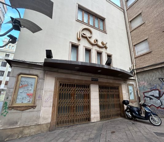 La Plataforma Cine Rex Vivo denuncia un posible “lavado de imagen” tras la compra del histórico cine por el Grupo Orenes Entrada principal al histórico Cine Rex | Dominic D. Skerrett