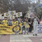 Molina de Segura se moviliza de nuevo contra la planta de biogás: la ciudadanía exige protección y transparencia al Gobierno Municipal de PP y Vox Miembros de la Plataforma Stop biogás, junto a la ciudadanía de Molina durante la lectura de un manifiesto | Foto.- José Coy