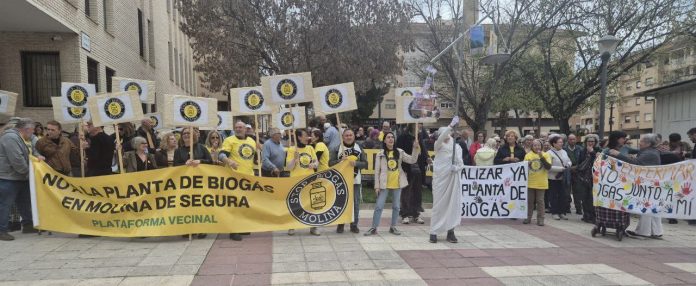 Miembros de la Plataforma Stop biogás, junto a la ciudadanía de Molina durante la lectura de un manifiesto | Foto.- José Coy Miembros de la Plataforma Stop biogás, junto a la ciudadanía de Molina durante la lectura de un manifiesto | Foto.- José Coy