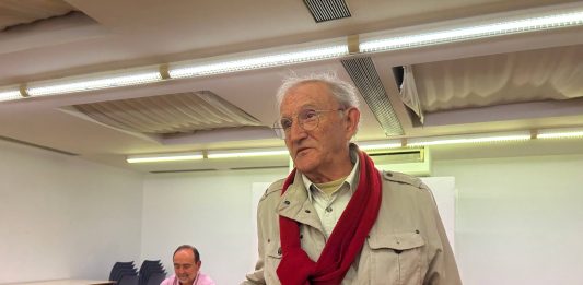 El premio nacional de medioambiente y histórico antimilitarista, Pedro Costa Morata, durante su charla en Murcia | Dominic D. Skerrett