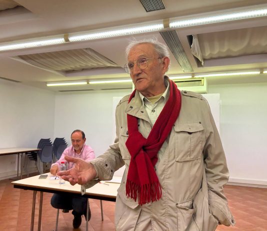 Pedro Costa Morata reivindica la salida de España de la OTAN en Murcia 40 años después del referéndum-trampa El premio nacional de medioambiente y histórico antimilitarista, Pedro Costa Morata, durante su charla en Murcia | Dominic D. Skerrett