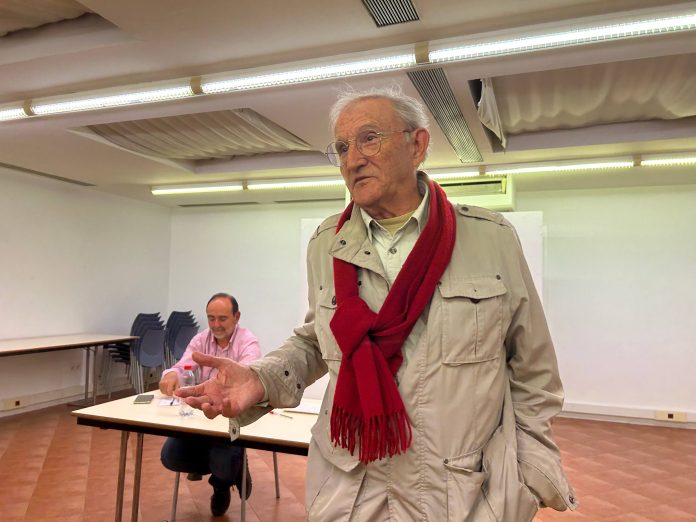 El premio nacional de medioambiente y histórico antimilitarista, Pedro Costa Morata, durante su charla en Murcia | Dominic D. Skerrett