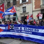 Manifestación en Madrid exige el fin del bloqueo a Cuba frente a la Embajada de Estados Unidos Manifestantes antiimperialistas se solidarizan con Cuba ante la embajada estadounidense en Madrid | Prensa Latina