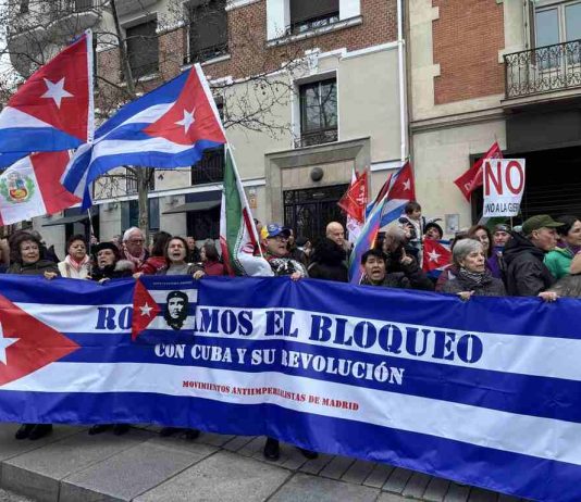 Manifestación en Madrid exige el fin del bloqueo a Cuba frente a la Embajada de Estados Unidos Manifestantes antiimperialistas se solidarizan con Cuba ante la embajada estadounidense en Madrid | Prensa Latina