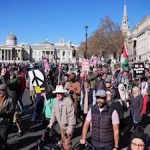 Cientos de manifestantes protestan en Londres contra la guerra y el “imperialismo estadounidense” con acciones en torno a la Embajada de Estados Unidos Manifestantes durante un “Día de Acción para Detener los Bombardeos a Irán” de la Stop The War Coalition | PA