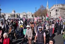 Cientos de manifestantes protestan en Londres contra la guerra y el “imperialismo estadounidense” con acciones en torno a la Embajada de Estados Unidos Manifestantes durante un “Día de Acción para Detener los Bombardeos a Irán” de la Stop The War Coalition | PA