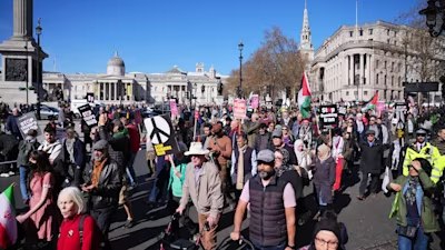 Cientos de manifestantes protestan en Londres contra la guerra y el “imperialismo estadounidense” con acciones en torno a la Embajada de Estados Unidos Manifestantes durante un “Día de Acción para Detener los Bombardeos a Irán” de la Stop The War Coalition | PA
