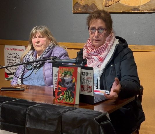 Jaldía Abubakra reivindica en Murcia la vigencia de la revolución palestina y denuncia la continuidad del colonialismo sionista en la presentación de Kanafani en Cooperativa Ítaca La histórica activista Paca Labaña del Palestina Libre, junto a Jaldía Abubakra | Dominic D. Skerrett