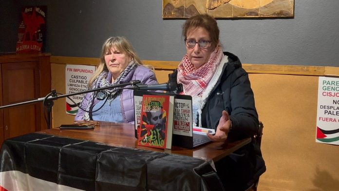 La histórica activista Paca Labaña del Palestina Libre, junto a Jaldía Abubakra | Dominic D. Skerrett