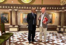 IU-Verdes y Podemos sacan adelante en la Asamblea Regional una moción de apoyo al pueblo saharaui pese al rechazo de PSOE y Vox Omar Brahim, delegado del Frente Polisario en la Región de Murcia, junto al diputado de IU, Jose Luis Álvarez-Castellanos, esta mañana en la Asamblea Regional | Dominic D. Skerrett