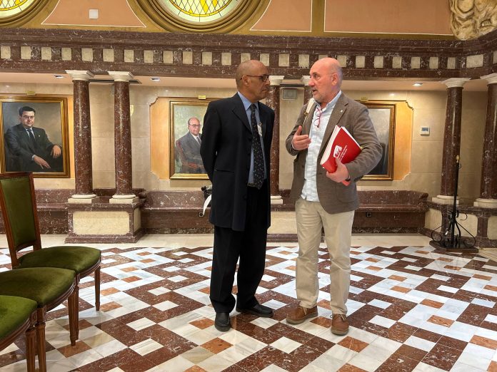 Omar Brahim, delegado del Frente Polisario en la Región de Murcia, junto al diputado de IU, Jose Luis Álvarez-Castellanos, esta mañana en la Asamblea Regional | Dominic D. Skerrett Omar Brahim, delegado del Frente Polisario en la Región de Murcia, junto al diputado de IU, Jose Luis Álvarez-Castellanos, esta mañana en la Asamblea Regional | Dominic D. Skerrett