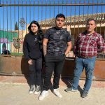 La presión social logra frenar temporalmente hasta el 12 de mayo el desahucio de una familia vulnerable en Sucina Juan, junto a sus dos hijos mayores, a las puertas de su vivienda | Dominic D. Skerrett