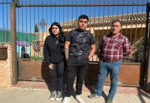 La presión social logra frenar temporalmente hasta el 12 de mayo el desahucio de una familia vulnerable en Sucina Juan, junto a sus dos hijos mayores, a las puertas de su vivienda | Dominic D. Skerrett