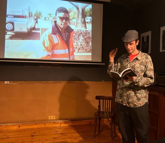 Cooperativa Ítaca acoge la presentación de Kapokadas, un viaje a dedo contra fronteras, controles y relatos oficiales “Kapok” durante la presentación de su obra en Cooperativa Ítaca en Murcia | Dominic D. Skerrett