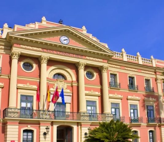“Tomar la alcaldía”: Activistas sociales plantean un Frente Popular electoral en la ciudad de Murcia para expulsar al ultraderechista alcalde Ballesta y a Vox